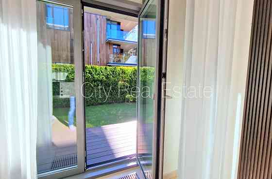 Частный дом, благоустроенный озеленённый двор, территория обнесена железным Rīga