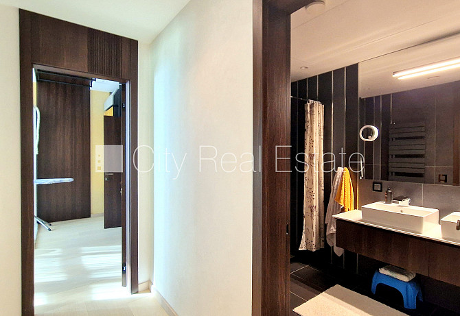 Privātmāja, labiekārtots apzaļumots pagalms, iežogota teritorija ar metāla sētu, garāža Rīga - foto 15