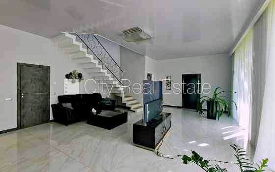 Частный дом, новостройка, благоустроенная озеленённая территория, территория Jūrmala