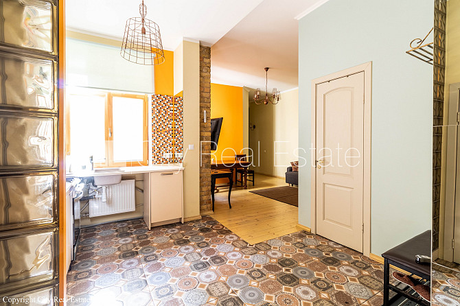 Pagalma ēka, renovēta māja, labiekārtots apzaļumots pagalms, slēgts pagalms, iežogota Rīga - foto 4