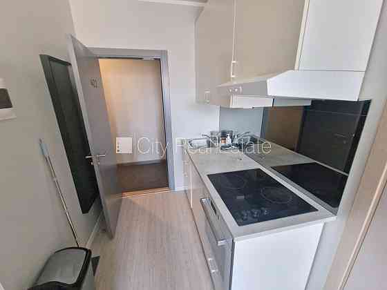 Фасадный дом, реновированный дом, закрытый двор, вход с улицы, лестничная клетка Rīga