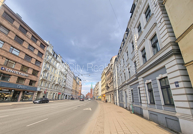 Fasādes māja, renovēta māja, slēgts pagalms, ieeja no ielas, kāpņu telpa pēc kapitālā Rīga - foto 17