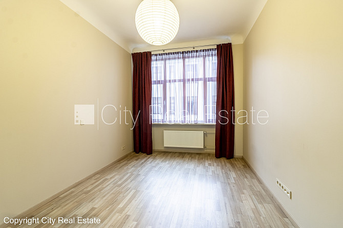 Fasādes māja, ieeja no ielas, ir lifts, kāpņu telpa pēc kapitālā remonta, guļamistabu Rīga - foto 7