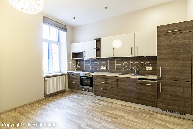 Fasādes māja, ieeja no ielas, ir lifts, kāpņu telpa pēc kapitālā remonta, guļamistabu Rīga - foto 1