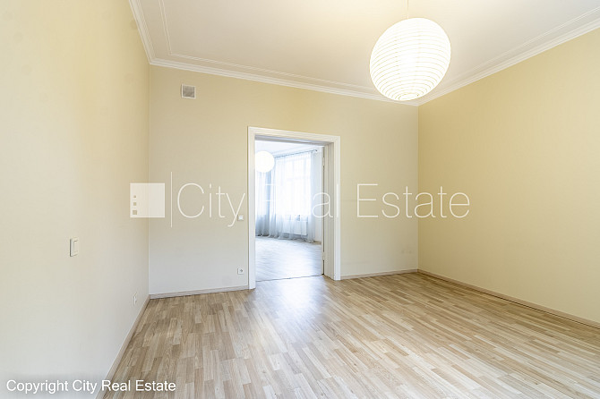 Fasādes māja, ieeja no ielas, ir lifts, kāpņu telpa pēc kapitālā remonta, guļamistabu Rīga - foto 6