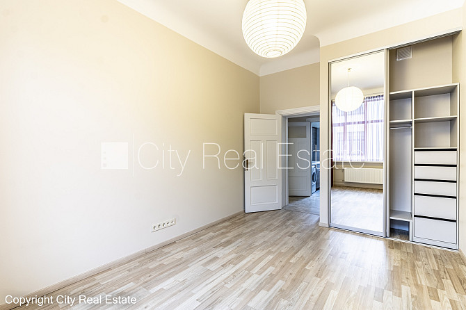 Fasādes māja, ieeja no ielas, ir lifts, kāpņu telpa pēc kapitālā remonta, guļamistabu Rīga - foto 8