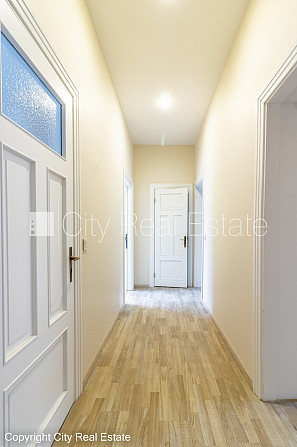 Fasādes māja, ieeja no ielas, ir lifts, kāpņu telpa pēc kapitālā remonta, guļamistabu Rīga - foto 17