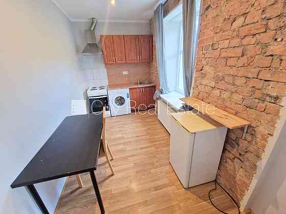 Здание во дворе, реновированный дом, закрытый двор, вход со двора, лестничная Rīga