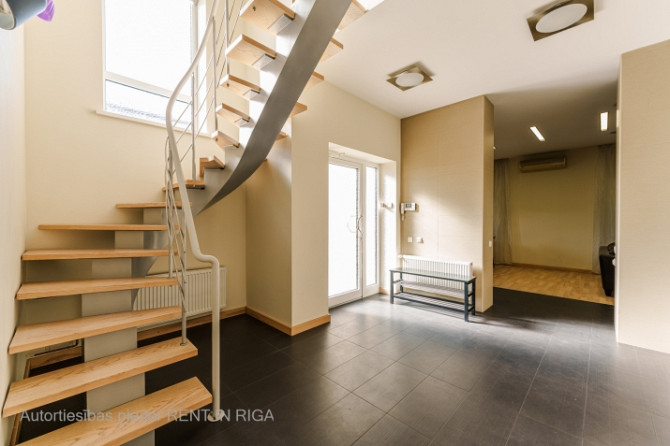 Tiek izīrētā pilnībā mēbelēta rindu mājas sekcija Dārzciemā.  Mājas plānojums: Pirmais Rīga - foto 2