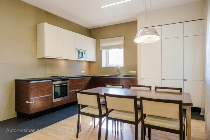 Tiek izīrētā pilnībā mēbelēta rindu mājas sekcija Dārzciemā.  Mājas plānojums: Pirmais Rīga - foto 7