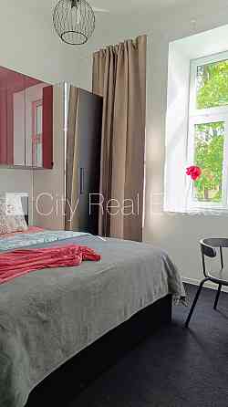 Фасадный дом, реновированный дом, вход с улицы, лифт, лестничная клетка после Rīga