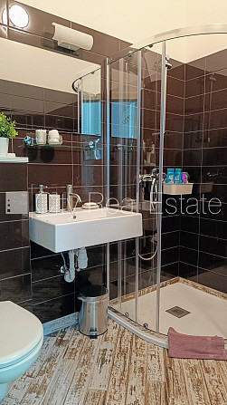 Fasādes māja, renovēta māja, ieeja no ielas, ir lifts, kāpņu telpa pēc kapitālā remonta, Rīga - foto 11