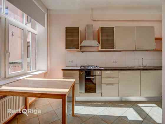 Сдаётся двухкомнатная квартира в центре города. Она состоит из двух комнат, Rīga