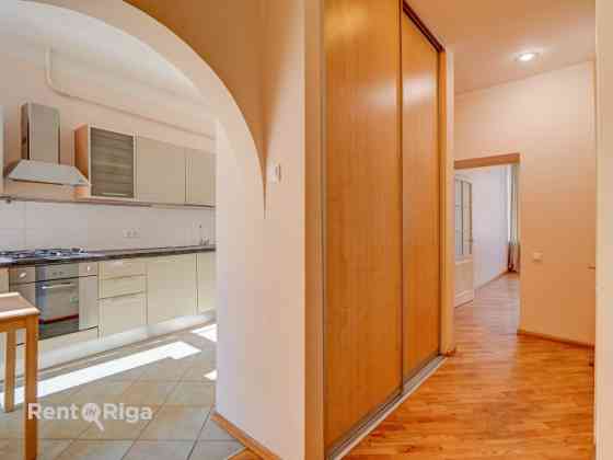 Сдаётся двухкомнатная квартира в центре города. Она состоит из двух комнат, Rīga