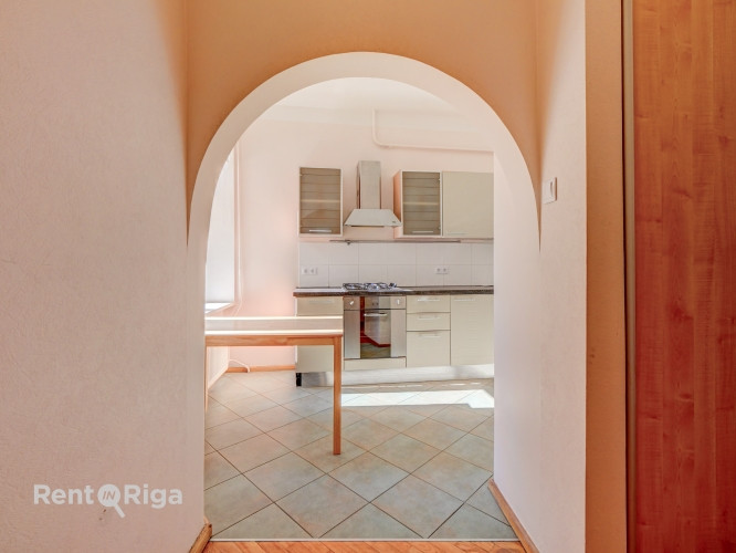Tiek izīrēts divistabu dzīvoklis centrā, tas sastāv no 2 istabām, plašas un aprīkotas Rīga - foto 3