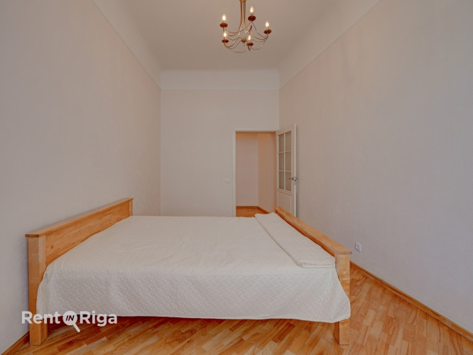 Tiek izīrēts divistabu dzīvoklis centrā, tas sastāv no 2 istabām, plašas un aprīkotas Rīga - foto 5