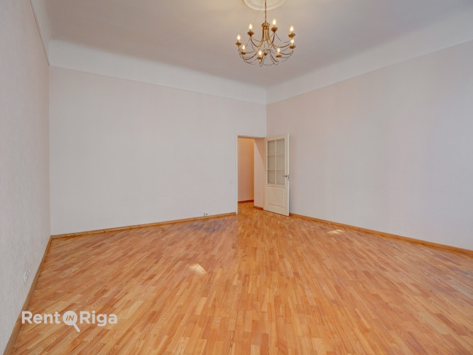 Tiek izīrēts divistabu dzīvoklis centrā, tas sastāv no 2 istabām, plašas un aprīkotas Rīga - foto 8