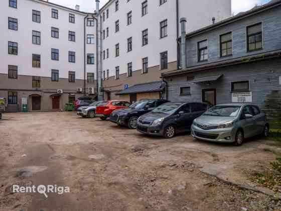 Продаётся здание на улице Марии.  Тип использования здания: 1220 здание с офисами. Rīga