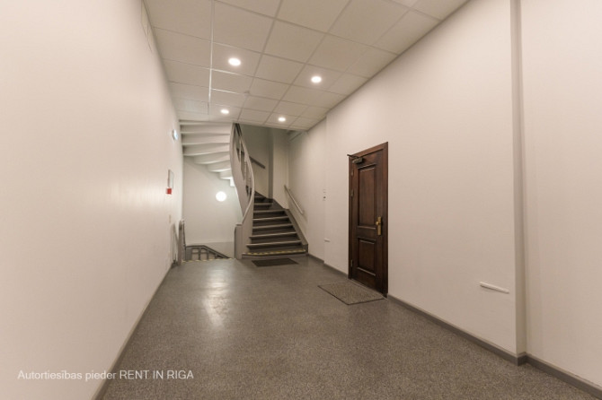 Divas biroja telpas Vecrīgā.  Īpašnieks telpas izremontēs, kā arī nomainīs griestu segumu Rīga - foto 6