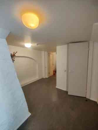 Birojs ar savu WC un virtuvīti Vecrīgā.  Iznomā vienu lielu biroja telpu (28 kvm) plus priekštelpa,  Rīga