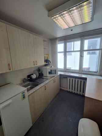 Birojs ar savu WC un virtuvīti Vecrīgā.  Iznomā vienu lielu biroja telpu (28 kvm) plus priekštelpa,  Rīga