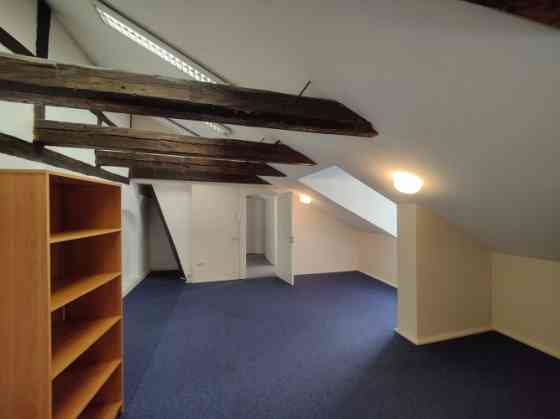 Birojs ar savu WC un virtuvīti Vecrīgā.  Iznomā vienu lielu biroja telpu (28 kvm) plus priekštelpa,  Rīga