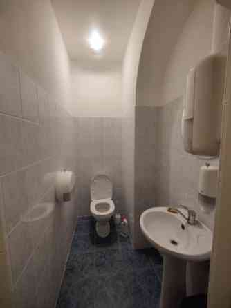 Birojs ar savu WC un virtuvīti Vecrīgā.  Iznomā vienu lielu biroja telpu (28 kvm) plus priekštelpa,  Rīga