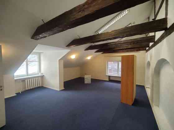 Birojs ar savu WC un virtuvīti Vecrīgā.  Iznomā vienu lielu biroja telpu (28 kvm) plus priekštelpa,  Rīga