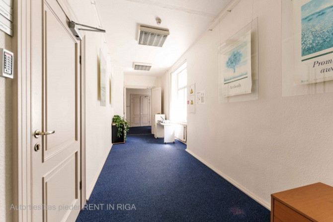 Birojs ar savu WC un virtuvīti Vecrīgā.  Iznomā vienu lielu biroja telpu (28 kvm) plus Rīga - foto 9