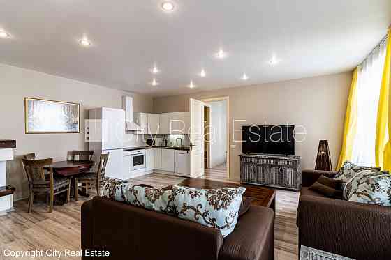 Фасадный дом, реновированный дом, вход с улицы, лестничная клетка после Rīga