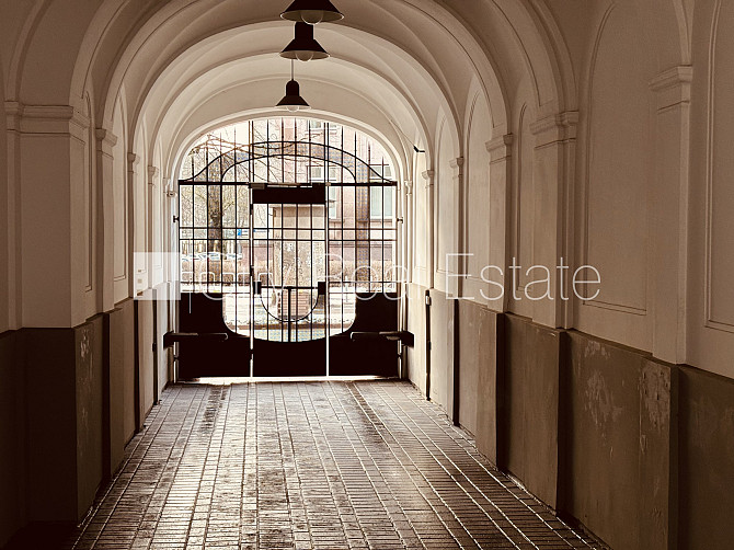 Pagalma ēka, renovēta māja, slēgts pagalms, ieeja no pagalma, kāpņu telpa pēc kosmētiskā Rīga - foto 15