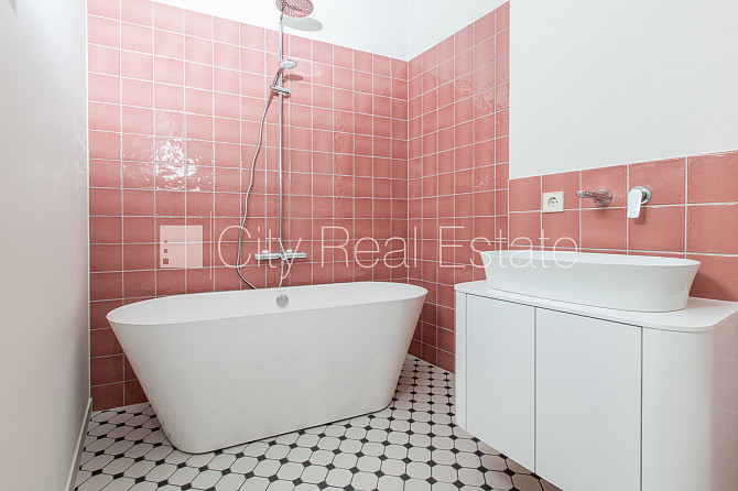 Zeme īpašumā, fasādes māja, renovēta māja, slēgts pagalms, ir lifts, kāpņu telpa pēc Rīga - foto 13