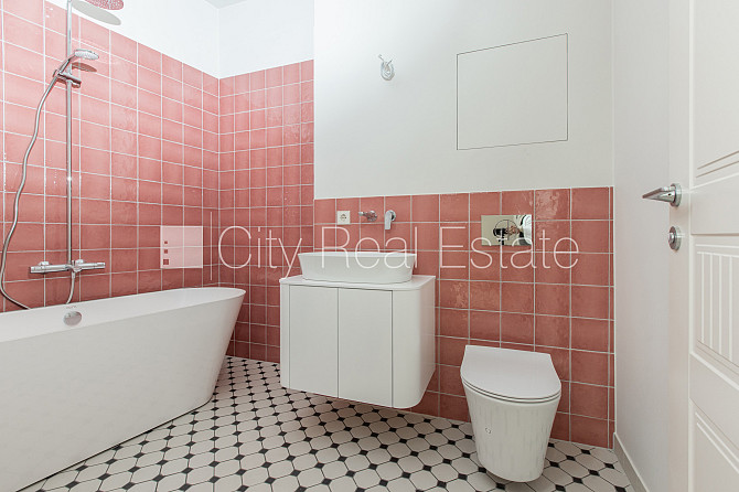 Zeme īpašumā, fasādes māja, renovēta māja, slēgts pagalms, ir lifts, kāpņu telpa pēc Rīga - foto 12