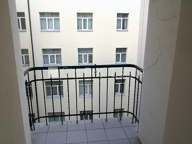 Fasādes māja, renovēta māja, labiekārtota apzaļumota teritorija, slēgts pagalms, kāpņu Rīga - foto 12