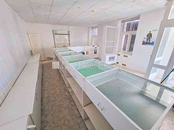 Фасадный дом, реновированный дом, вход с улицы, окна выходят на улицу, холл, Rīga