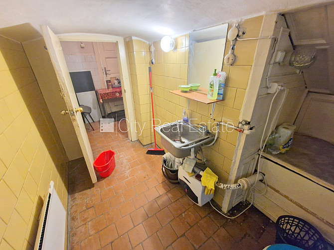 Fasādes māja, renovēta māja, ieeja no ielas, logi vērsti uz ielas pusi, halle, palīgtelpa, Rīga - foto 19