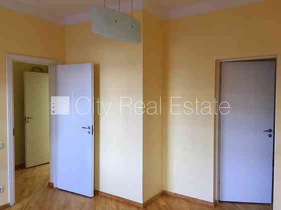 Фасадный дом, реновированный дом, закрытая территория, въездные ворота оснащены Рига