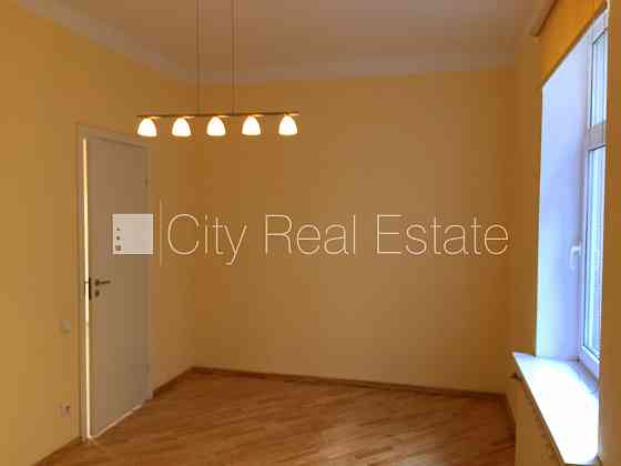 Фасадный дом, реновированный дом, закрытая территория, въездные ворота оснащены Рига