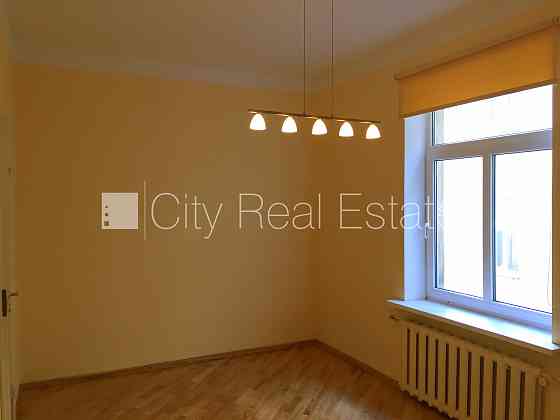 Фасадный дом, реновированный дом, закрытая территория, въездные ворота оснащены Рига