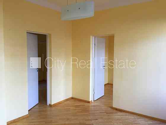 Фасадный дом, реновированный дом, закрытая территория, въездные ворота оснащены Рига