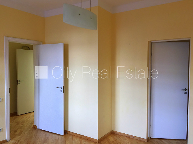 Фасадный дом, реновированный дом, закрытая территория, въездные ворота оснащены Рига - изображение 6