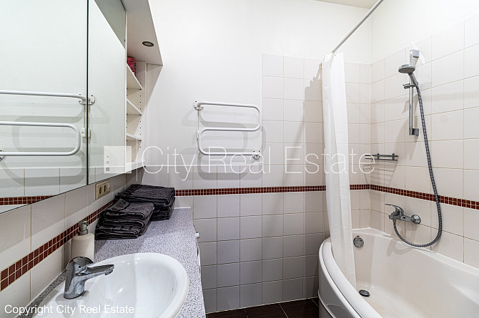 Fasādes māja, renovēta māja, ieeja no ielas, ir lifts, kāpņu telpa pēc kapitālā remonta, Rīga - foto 18