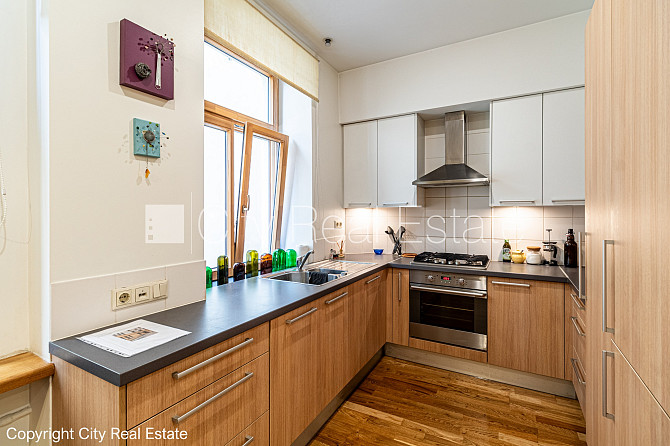 Fasādes māja, renovēta māja, ieeja no ielas, ir lifts, kāpņu telpa pēc kapitālā remonta, Rīga - foto 13