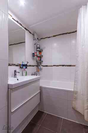 Tiek pārdots lielisks 5 istabu dzīvoklis Imantā pilnībā iekārtots tūlītējai dzīvošanai.

Īpašumā ir  Rīga