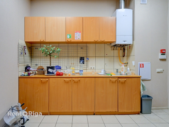 KOMERCTELPAS NOMAI CENTRĀ, BRUŅINIEKU IELĀ (1. STĀVS).  Iznomā mājīgas un funkcionālas Rīga - foto 5