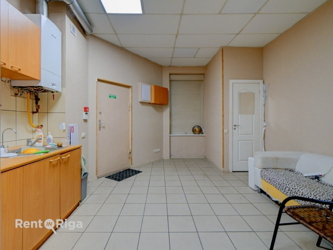 KOMERCTELPAS NOMAI CENTRĀ, BRUŅINIEKU IELĀ (1. STĀVS).  Iznomā mājīgas un funkcionālas Rīga - foto 8
