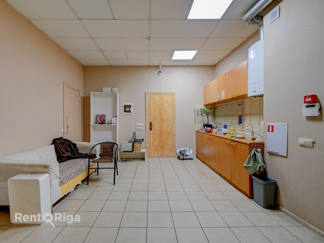 KOMERCTELPAS NOMAI CENTRĀ, BRUŅINIEKU IELĀ (1. STĀVS).  Iznomā mājīgas un funkcionālas Rīga - foto 6