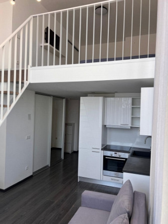 Izīrē modernu, loft stila divstāvu dzīvokli ar augstiem griestiem un plašiem logiem, kas Rīga - foto 4