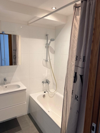 Izīrē modernu, loft stila divstāvu dzīvokli ar augstiem griestiem un plašiem logiem, kas Rīga - foto 5