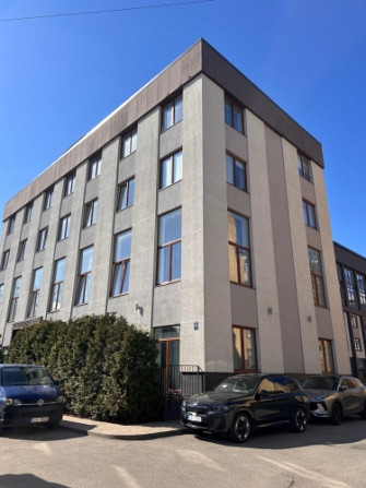 Izīrē modernu, loft stila divstāvu dzīvokli ar augstiem griestiem un plašiem logiem, kas Rīga - foto 7